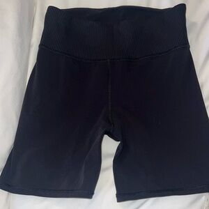 Vuori ribbed studio short